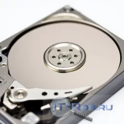 Жесткий диск (HDD) - устройство для хранения данных, использующее магнитные пластины для записи и чтения информации.